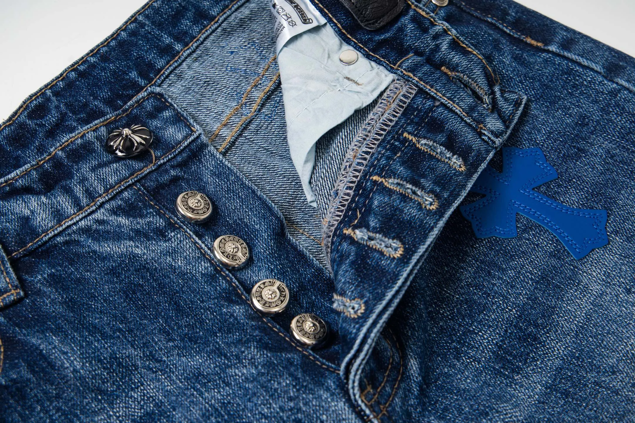 P260 Chrome Hearts Miami Limited Pants Blue Leather Cross Couple Jeans are a hot trend this season and are sought after by countless celebrities and fashionistas. The neat details of the cutting process add color to the playful fashion! The neat and meticulous design, and the well-fitting structure is unique. The upper body not only has outstanding recognition, but also looks younger and younger. A style with the ultimate wearing meaning and performance, gorgeous color matching, and the craftsmanship of this style is also extremely extraordinary. After the finished product is washed, it is disassembled and hand-made with sheepskin cross leather and then spliced ​​together to complete. The whole piece has too many craftsmanship to describe. It is decorated with patchwork cross flowers and high-waisted washed jeans! ! Absolutely high-end luxury product, a god-level single product, a super popular product, made by top heavy industry, a magic weapon that cannot be missed to hit the streets. Style number: 1832 Size: 28 30 32 34 36 Color: blue